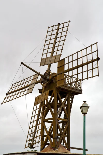 Hole windmills in isle of spain the sky — Stock Photo, Image