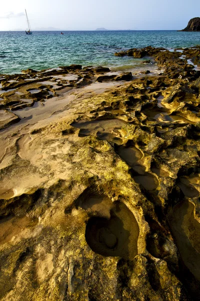 Rots strand water en in de zomer in lanzarote Spanje — Stockfoto