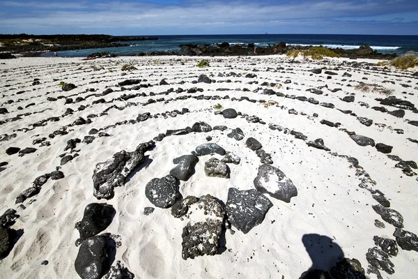 Spiral av svarta stenar i vit beach lanzarote Spanien — Stockfoto