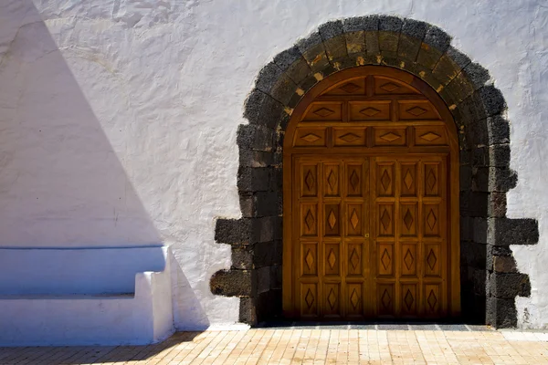 Eine braune geschlossene kirchentür spanien kanarien — Stockfoto