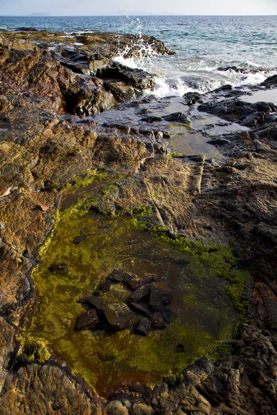 Em lanzarote espuma rocha espanha paisagem pedra céu nuvem praia — Fotografia de Stock