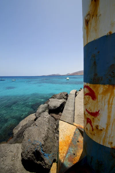 Fyren och båt i den blå arrecife teguise — Stockfoto