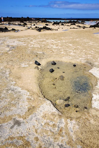 Människor Spanien hill gul beach spiral av black rocks Lanzarote — Stockfoto