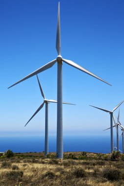 Afrika Rüzgar türbinleri ve gökyüzü lanzarote İspanya