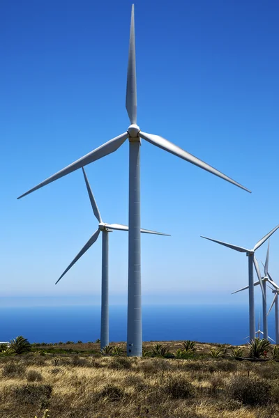 Африканские ветряные турбины и небо Лансароте Испании — стоковое фото