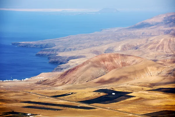 Rock sten himlen moln stranden vatten i l — Stockfoto