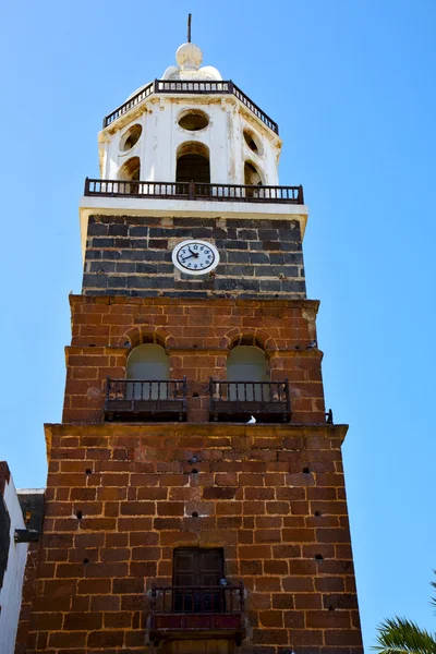 Klocktornet teguise lanzarote Spanien den gamla väggen terrass kyrka — Stockfoto