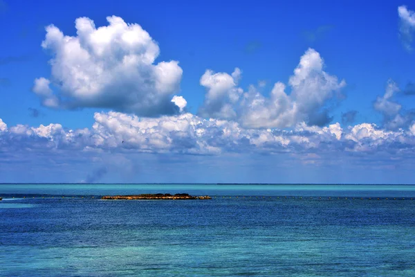 Küste und Felsen in der blauen Lagune entspannen — Stockfoto