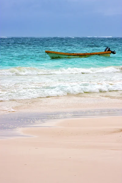 Paradies blaue Lagune Relax und Boot — Stockfoto