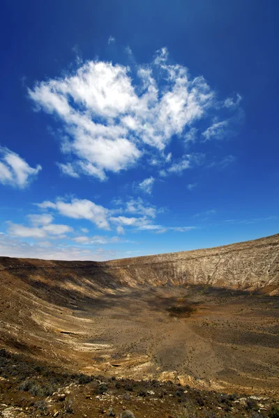 Βράχο πέτρινο ουρανό και το καλοκαίρι στο Λος volcanes — Φωτογραφία Αρχείου