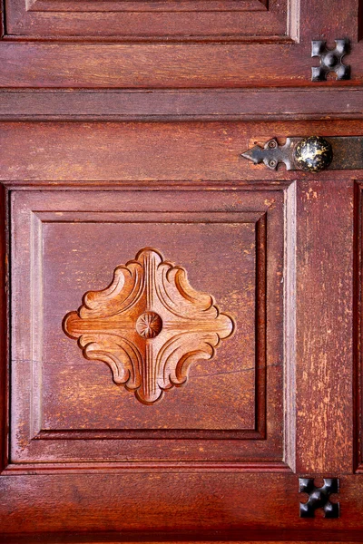 Espanha batedor lanzarote madeira da porta no marrom vermelho — Fotografia de Stock