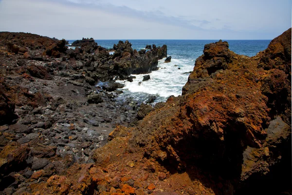 Acqua di roccia nell'isola di Lanzarote schiuma paesaggio nube — Foto Stock