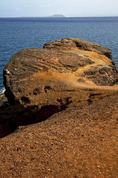 Pižmo rybník kámen v el golfo lanzarote Španělsko — Stock fotografie