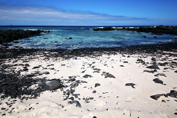 Zwarte rots Spanje landschap hemel wolk strand in lanzarote isle — Stockfoto