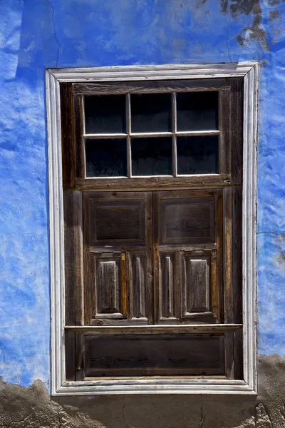 Ventana distorsionada de madera azul en una pared de pintura — Foto de Stock