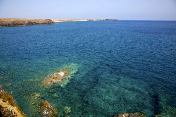 Küste Lanzarote in Spanien Moschusteich Wasserboot und Sommer — Stockfoto