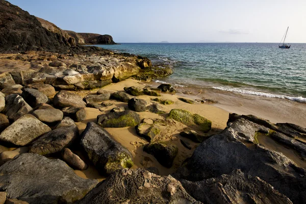 Kustlijn rots strand waand zomer in lanzarote Spanje — Stockfoto