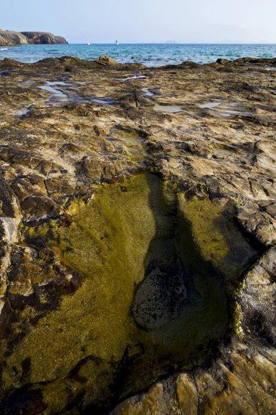 W lanzarote Hiszpania kamień niebo chmura plaży woda piżmo staw autentyczności — Zdjęcie stockowe