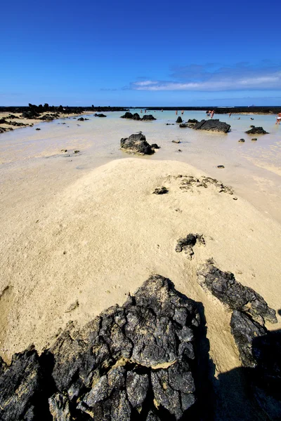 Lanzarote İspanya siyah taşları insanlar — Stok fotoğraf