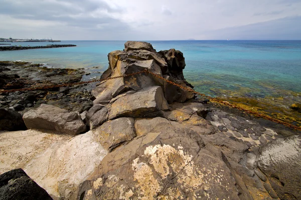 Pier roestig keten water boot en de zomer in lanzarote Spanje — Stockfoto