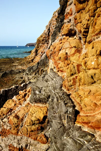 Камень скалы небо воды в lanzarote Испании — стоковое фото