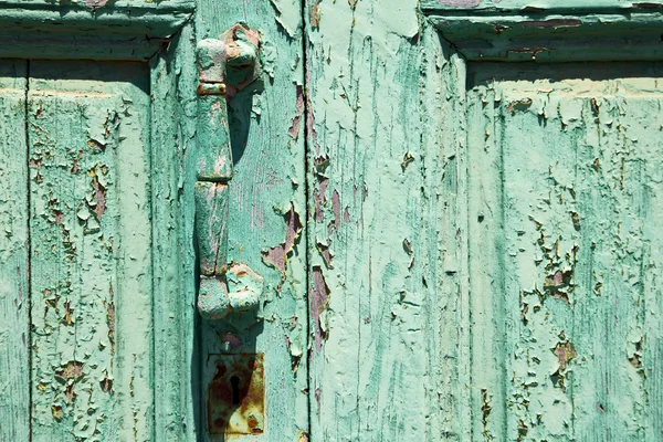 Hiszpania Wyspy Kanaryjskie mosiężny r zielony zamknięte drzwi z drewna streszczenie — Zdjęcie stockowe