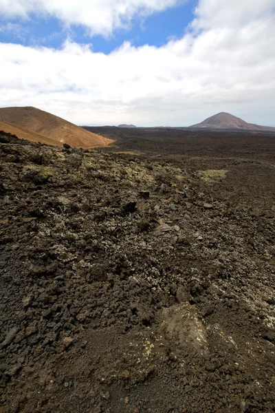 Volcans de pierre roche volcanique ciel colline été — Photo