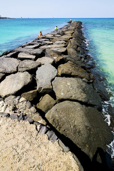 Windsurf Spanje haven pier boot in de blauwe hemel — Stockfoto