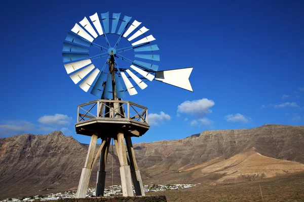 Afrika větrných mlýnů a na obloze v ostrov Lanzarote — Stock fotografie