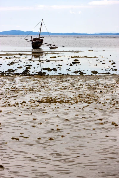 Río costa en la laguna azul relajarse iranja entrometida —  Fotos de Stock