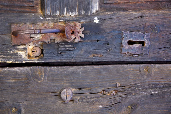 Knocker spagna castello astratto legno porta nel marrone rosso — Foto Stock