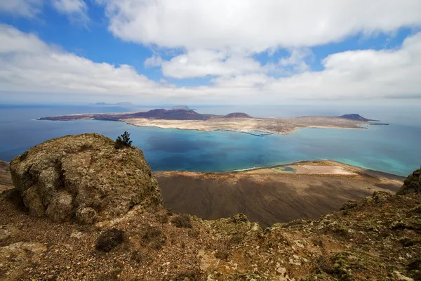 Hafen rock stone himmel in lanzarote spanien graciosa miramar del ri — Stockfoto