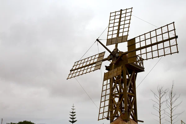 Moinhos de vento buraco na ilha de Espanha lanzarote — Fotografia de Stock