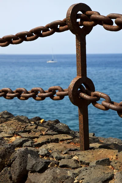 Rusty chain water yacht coastline and summer in lanzarote — Stock Photo, Image
