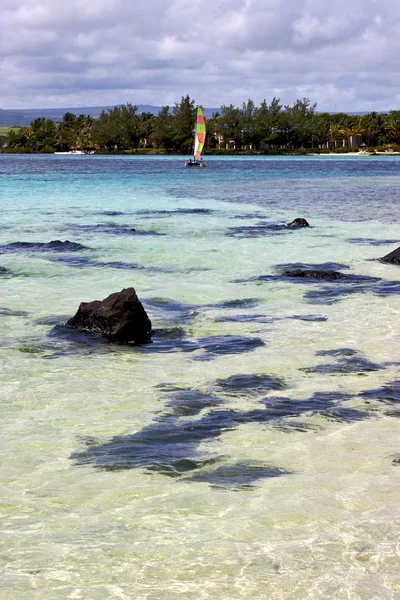 Boat espuma footstepocean alguma pedra mauritius baía azul — Fotografia de Stock