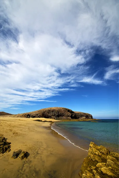 在兰萨罗特岛海滩和夏天的海岸线 — 图库照片