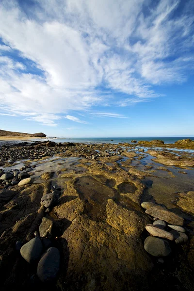 In lanzarote spanien rock himmel wolkenstrand — Stockfoto