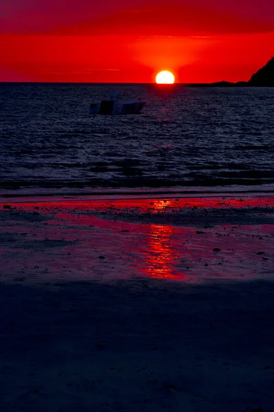 Sunset lagoon coastline in madagascar nosy be — Stock Photo, Image