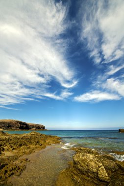 Taş taş su kıyı şeridi ve lanzarote İspanya yaz