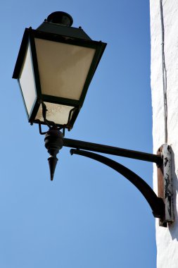 mavi gökyüzünde duvar arrecife teguise lanzarote