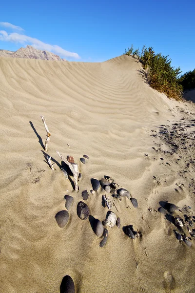 Gelbe Düne Strand hil und Berg lanzarote Spanien — Stockfoto