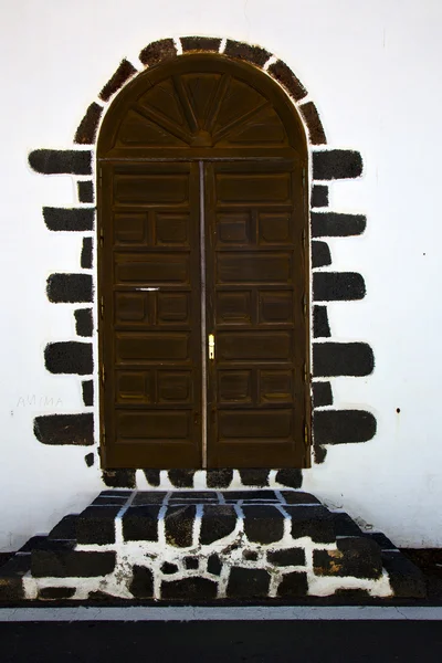 Knocker in a brown closed door — Stock Photo, Image