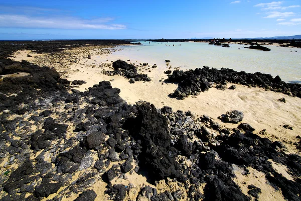 Mensen Spanje hill spiraal van zwarte rotsen lanzarote — Stockfoto