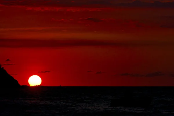 Pôr-do-sol lagoa paz e costa em Madagascar — Fotografia de Stock