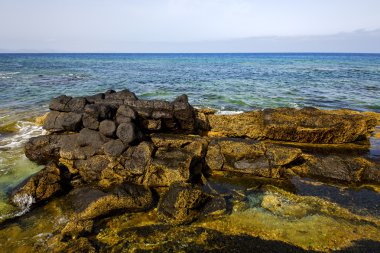 Lanzarote köpük kıyı şeridi İspanya gölet taş taş gökyüzü bulut b
