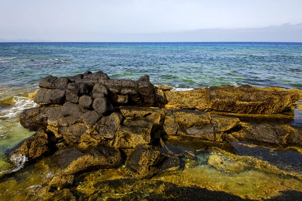 Lanzarote köpük kıyı şeridi İspanya gölet taş taş gökyüzü bulut b