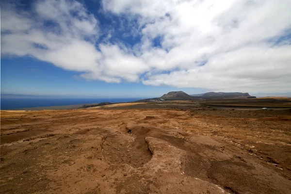 Los volcanes lanzarote gökyüzü tepe ve yaz — Stok fotoğraf