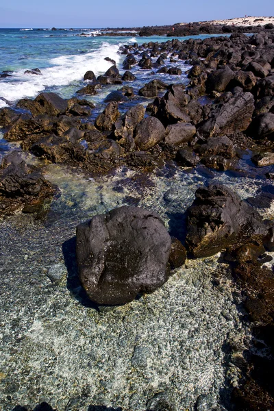 ランサローテ島岩スペイン石 c の光のビーチの水 — ストック写真