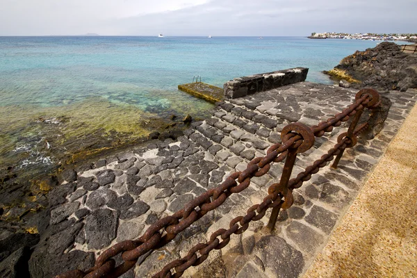 Pier rostige Kette Wasserboot Küste und Sommer lanzar — Stockfoto