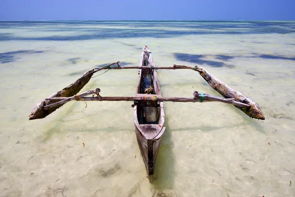 Zanzibar rahatla Afrika kıyılarının tekne pirague mavi — Stok fotoğraf